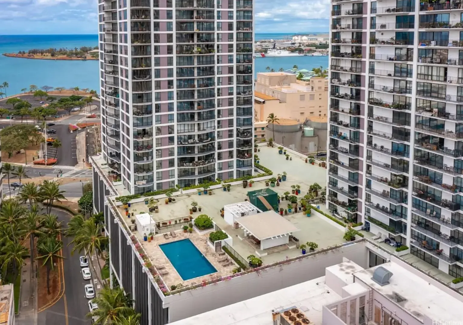 Downtown Honolulu Condo - AC . W/D . Full Kitchen — Photo 1