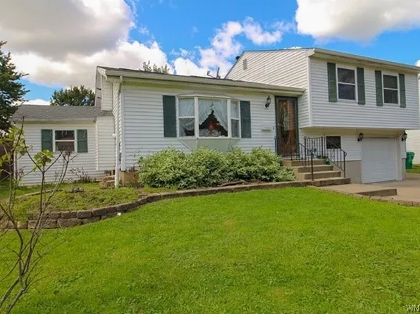 7028 Northview Dr, Lockport, NY 14094