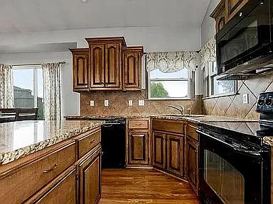 3 bed, 2.5 bath, 1424 sqft, $2,400 — Photo 3