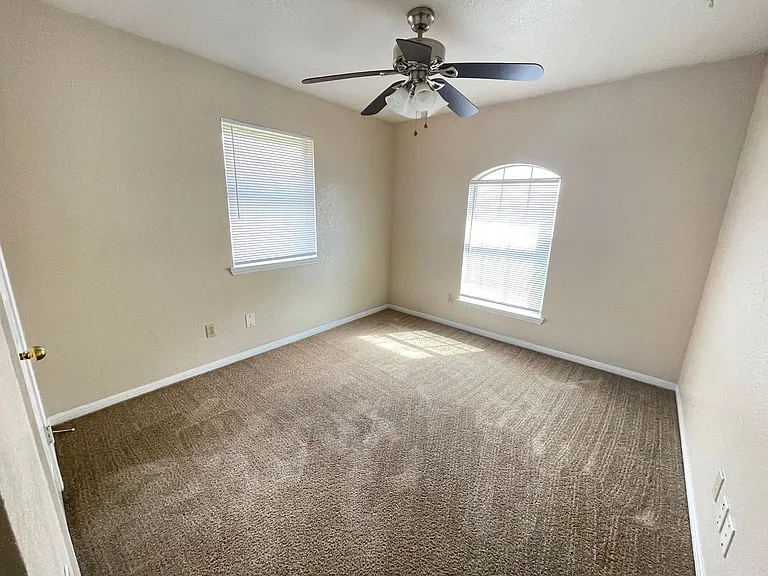 4405 Derik Dr — Photo 14