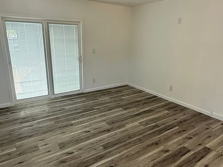 10214 Omelveny Ave — Photo 4