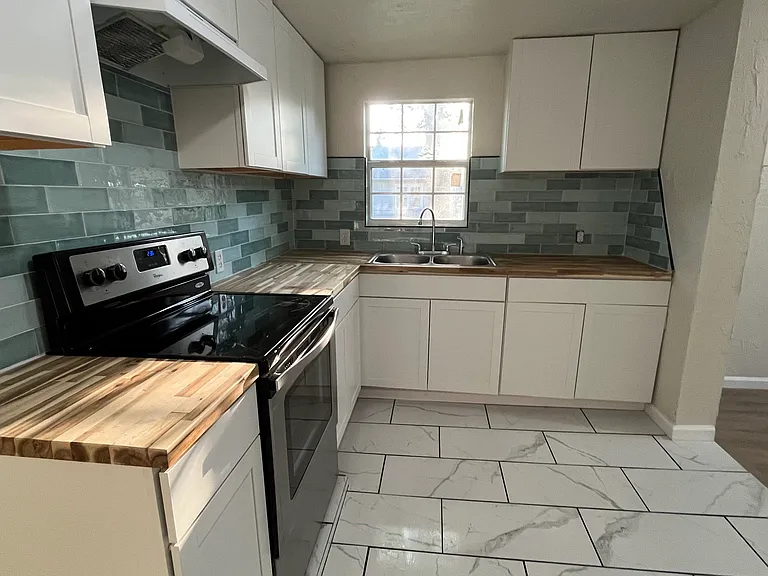 1132 E Main St — Photo 2