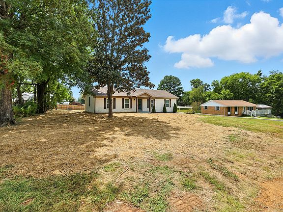 2nd image of 118 Johnson Cir