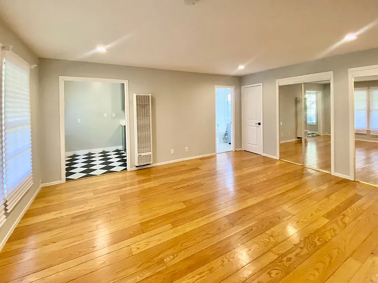 Bellevue Apartments — Photo 36
