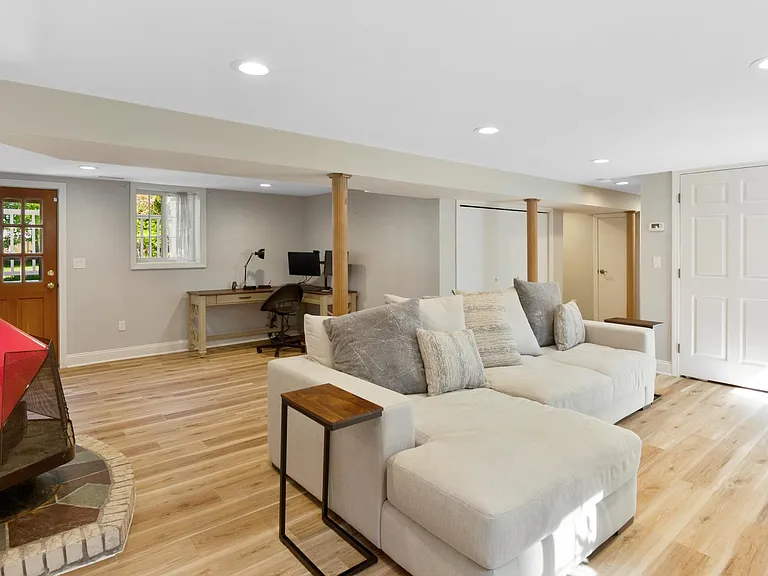 10 London Ct — Photo 7