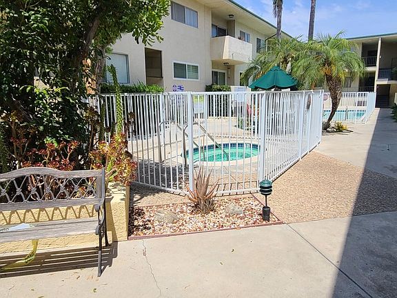 3rd image of 5328 Newcastle Ave Unit 6