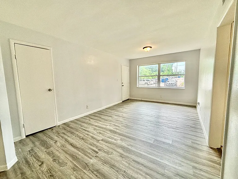 82 West — Photo 2