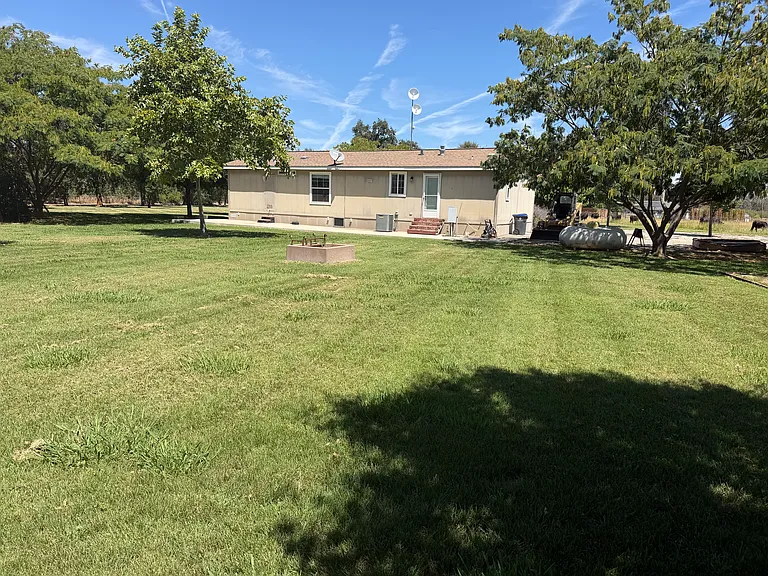 23409 Hamilton Ave — Photo 3