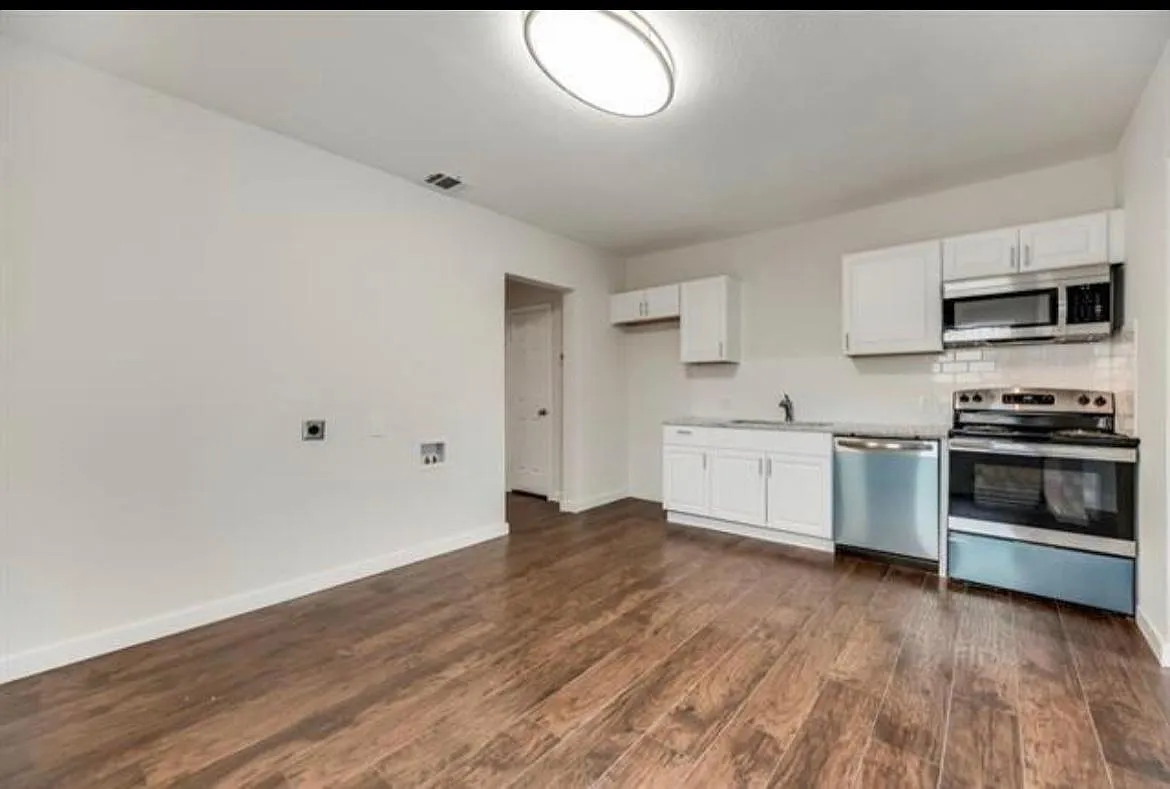 924 W Pecan St — Photo 4