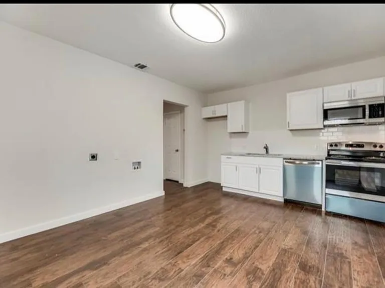 924 W Pecan St — Photo 4