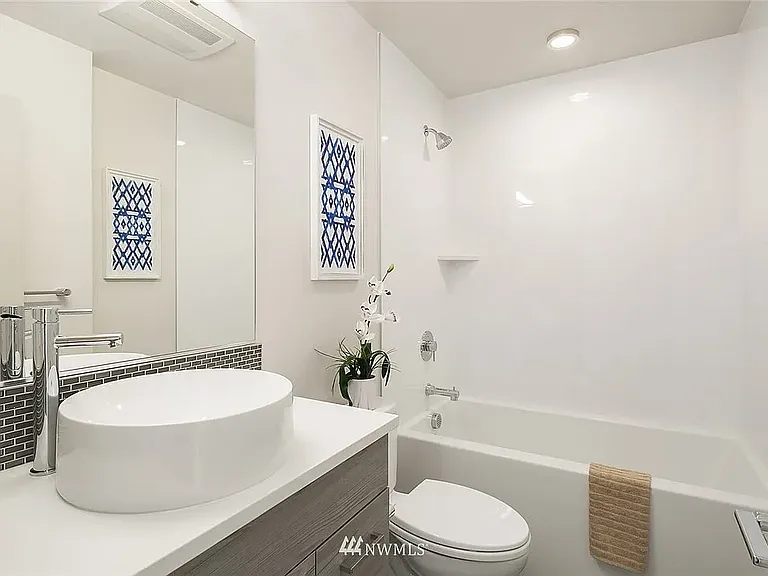 9200F Roosevelt Way NE — Photo 3