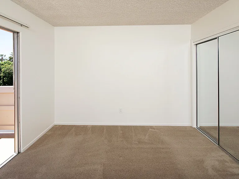 Emerald Manor Apartments — Photo 8