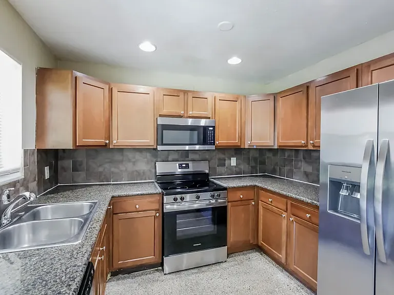 2150 SW 37th Ave — Photo 4