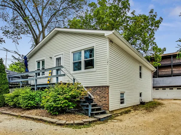 121 Roosevelt Ave, Wauconda, IL 60084