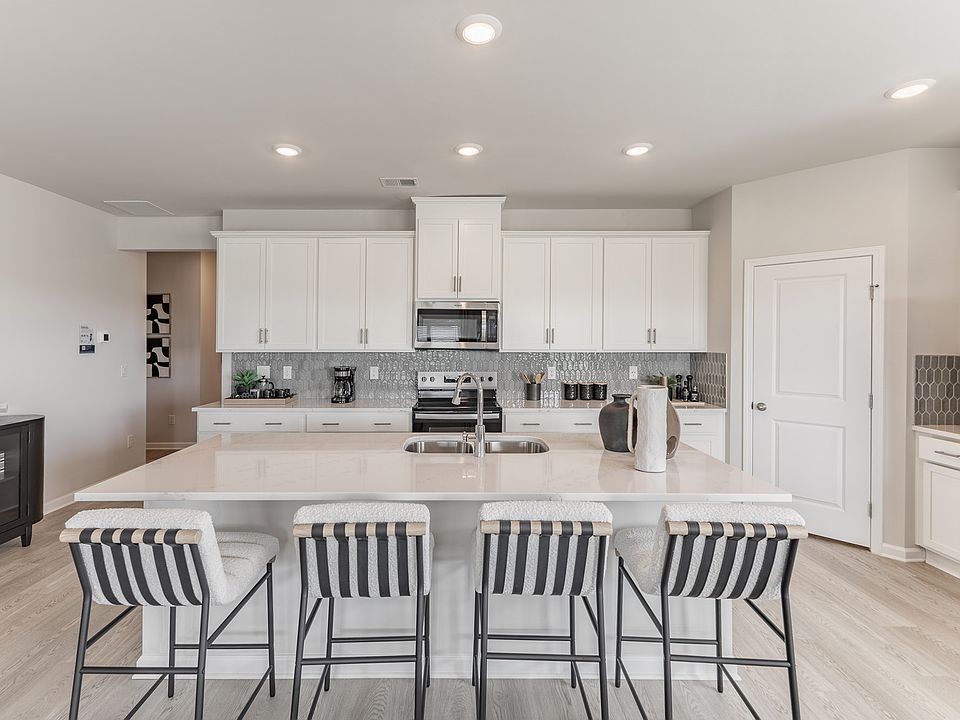 HSV_MadisonPreserve_Gibson_S445_Y_Model_Kitchen_29175SatillaCircle_3.jpg