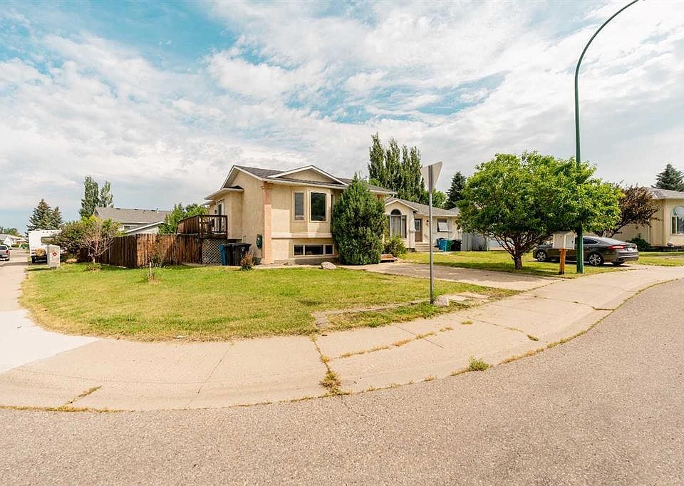 1st image of 194 S Mount Blakiston Rd W