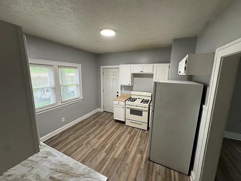 12701 Rexford Ave — Photo 9