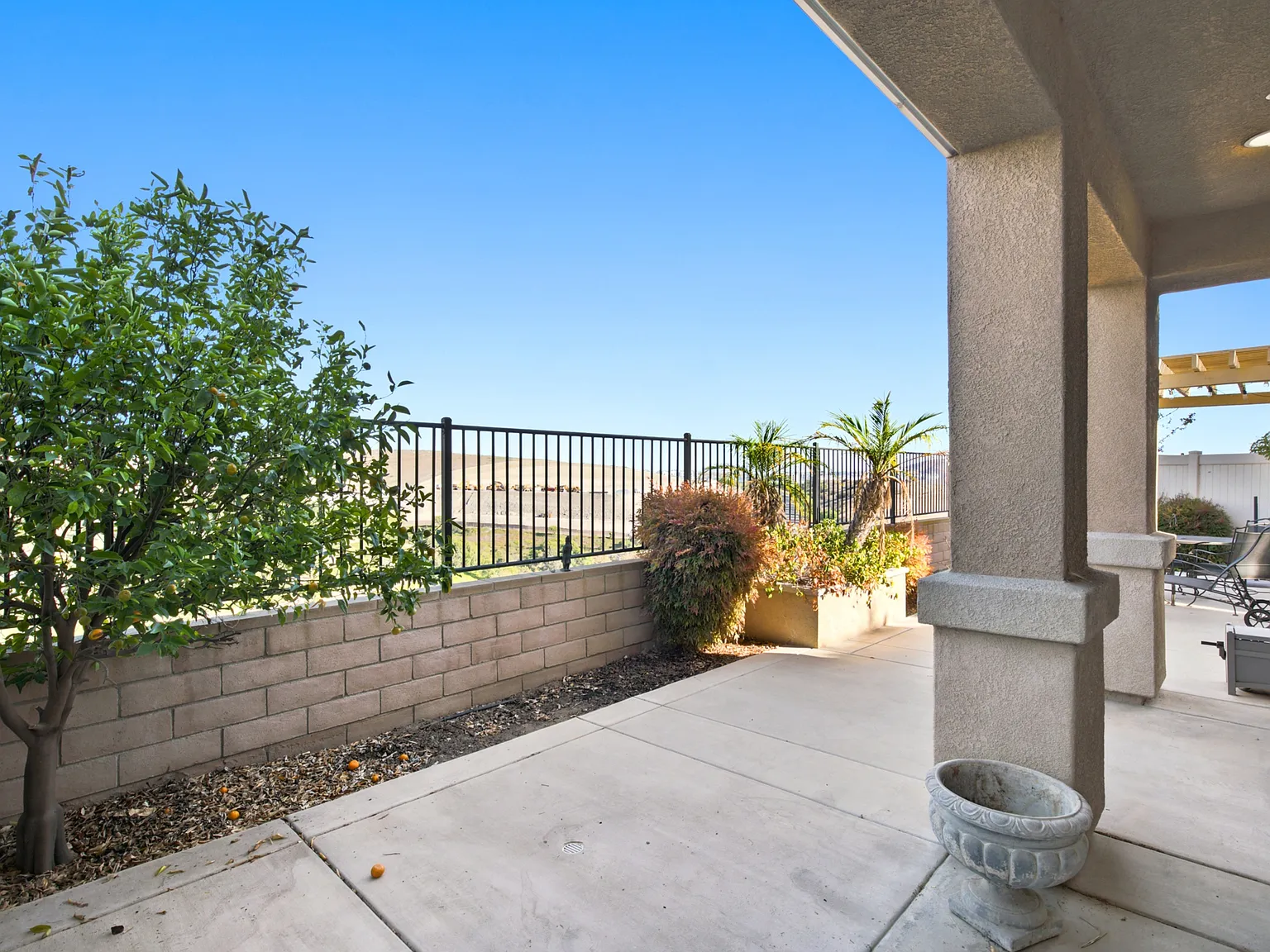 3 bed, 2.5 bath, 1588 sqft, $3,800 — Photo 2