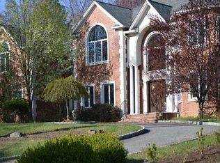 16 Great Hall Rd, Mahwah, NJ 07430