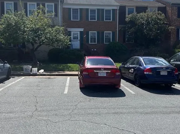 935 Sherwood Ct, Sterling, VA 20164