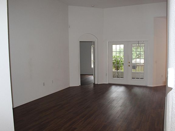 3rd image of 837 Glendale St