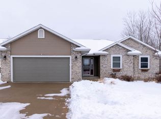 2220 Trenton Rd, Dubuque, IA 52002