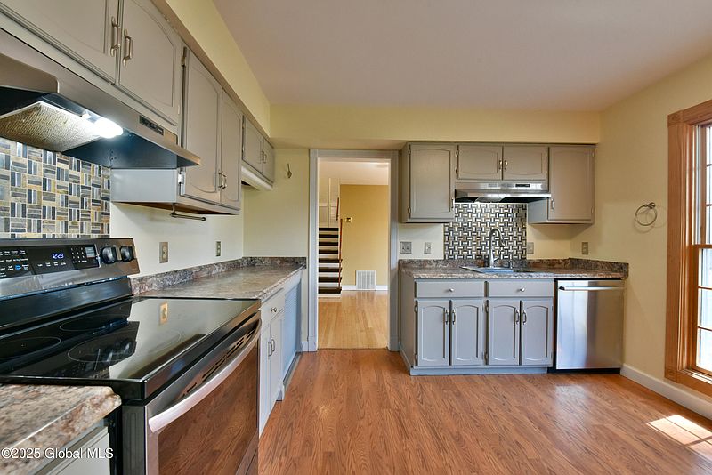 3rd image of 4 Southcrest Drive