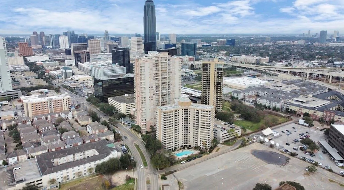 1 bed, 1.0 bath, 776 sqft, $1,295 — Photo 2