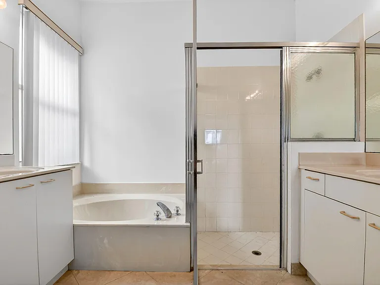 2431 Westmont Dr — Photo 31
