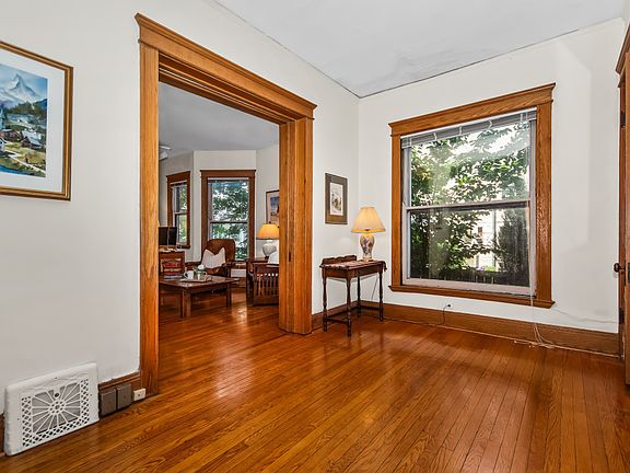 3rd image of 413 Dempster St
