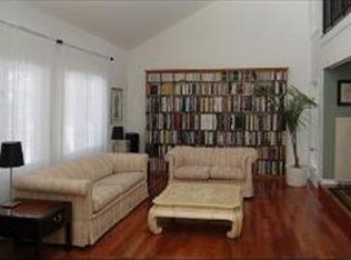 2 Wayne Ln, Hawthorn Woods, IL 60047