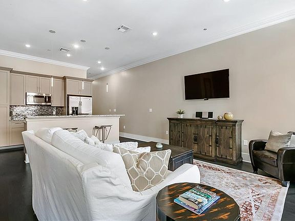 4th image of 628 Baronne St #302