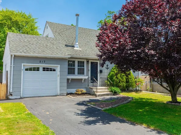 217 Litchfield Avenue, Babylon, NY 11702