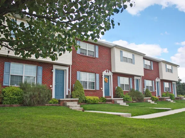 77 Oak Dr APT E, New Oxford, PA 17350