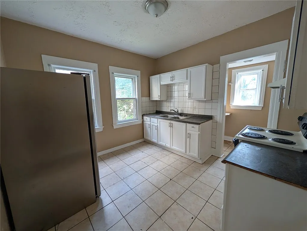 3 bed, 1.0 bath, 2088 sqft, $1,400 — Photo 3