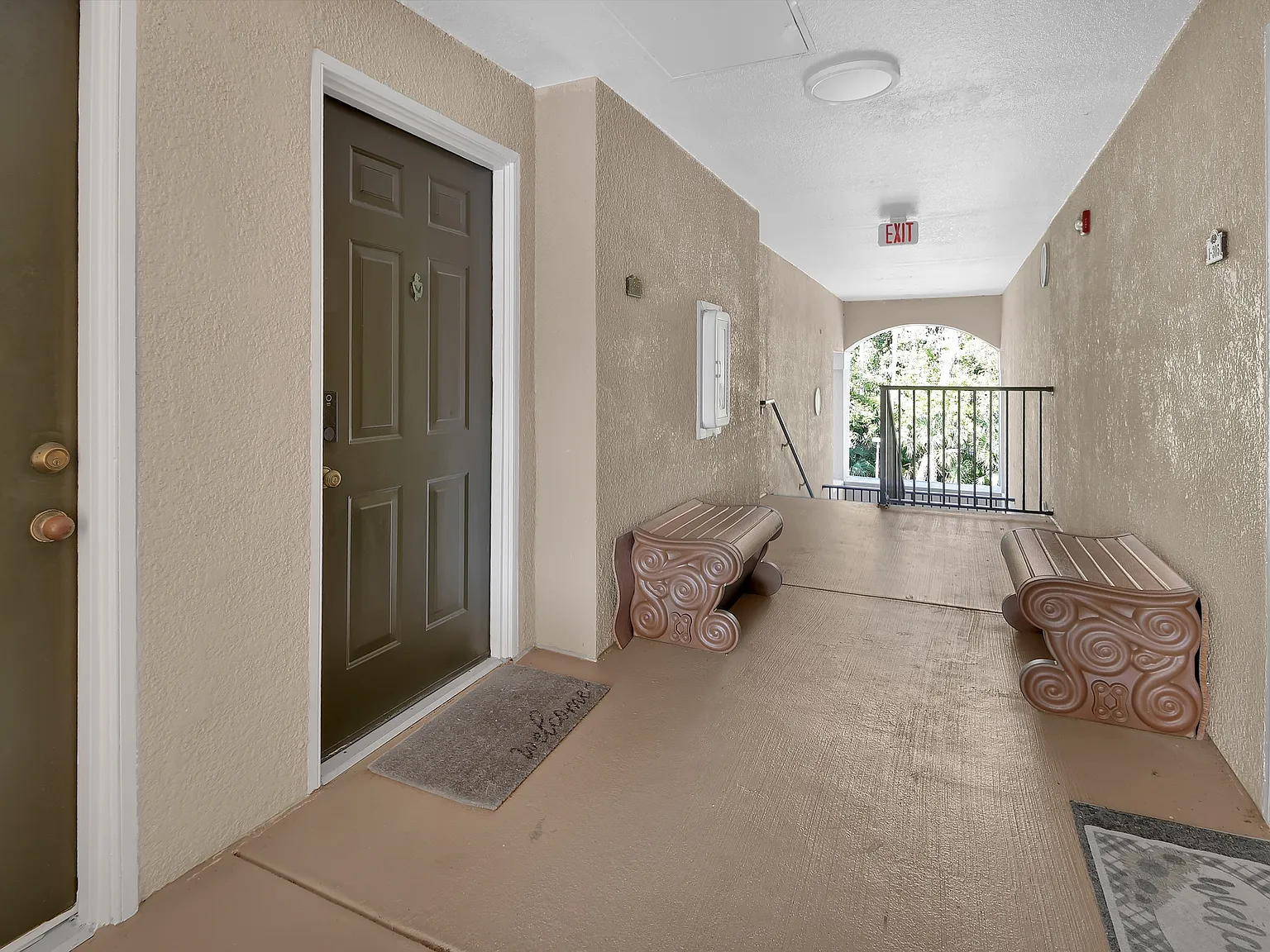 940 Village Trl — Photo 2