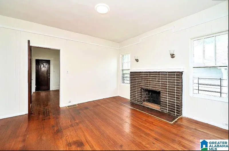 3 bed, 1.0 bath, 1200 sqft, $1,300 — Photo 2