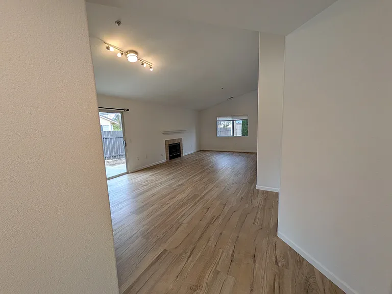583 Hildale Cir — Photo 4