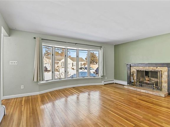 4th image of 14 Winthrop St E