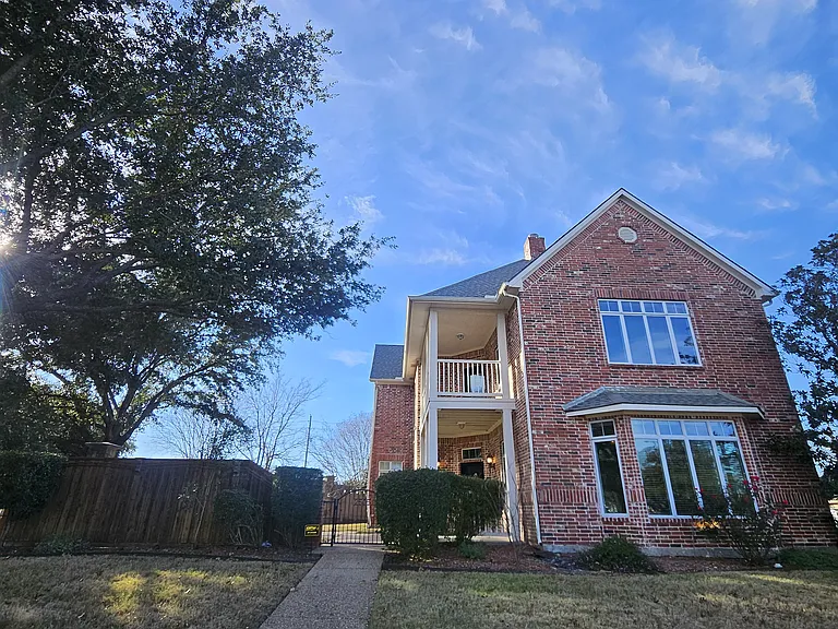 2505 Cambridge Dr — Photo 1