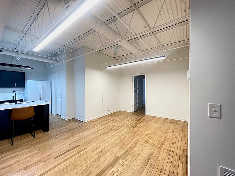 470 S Alexander St — Photo 3