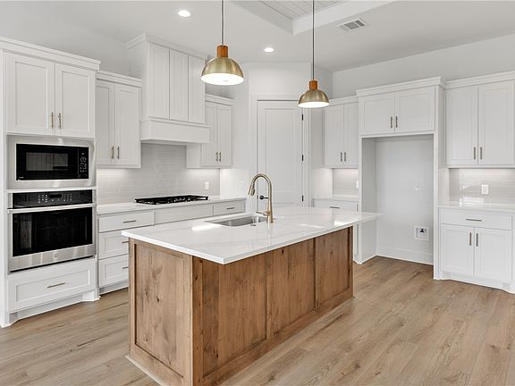 5th image of 2901 Goldberg Dr