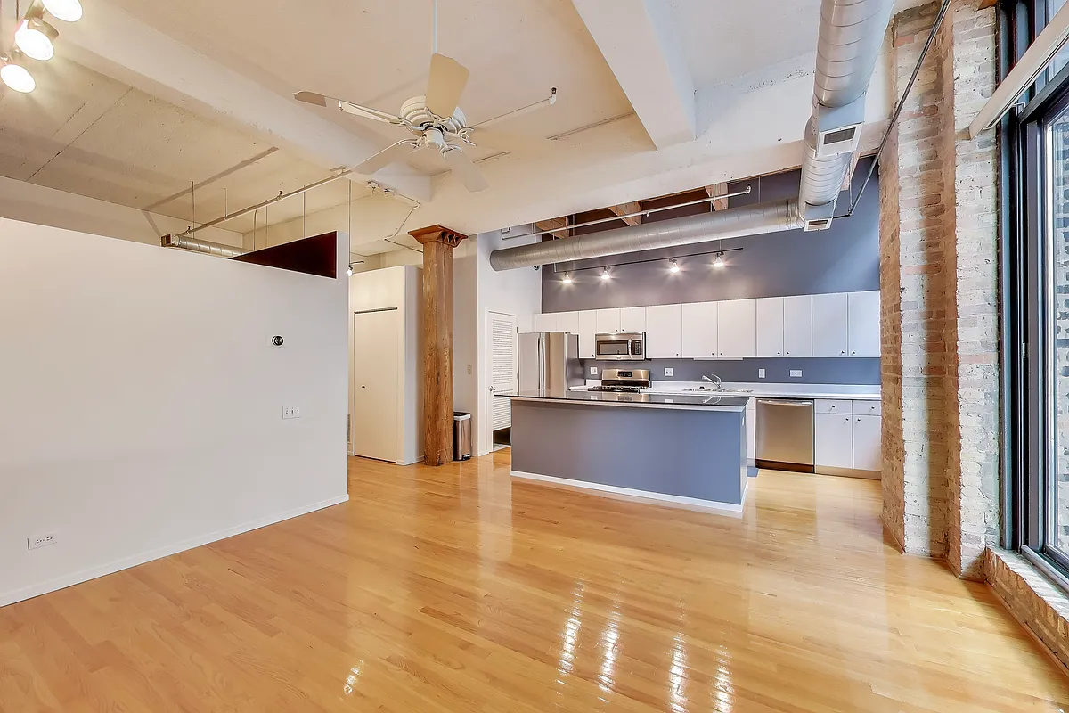 Building Photo - 375 W Erie St #522