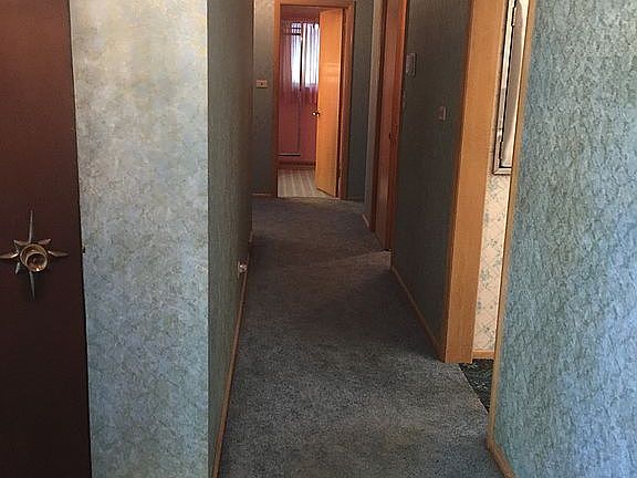 Foyer to hallway & BRs