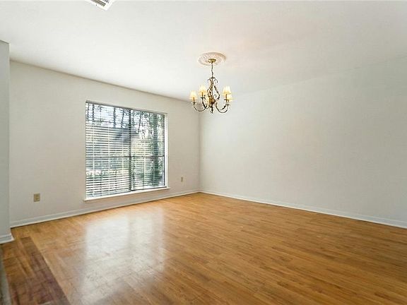 5th image of 216 Goldenwood St
