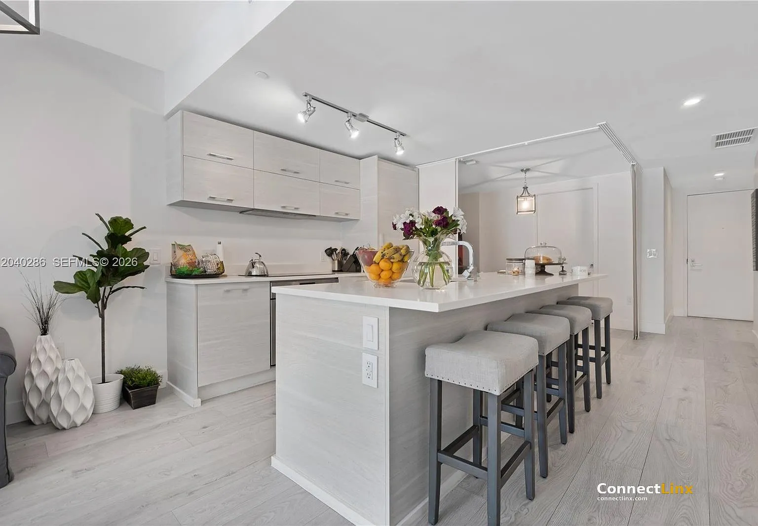 2 bed, 2.0 bath, 1198 sqft, $5,900 — Photo 4