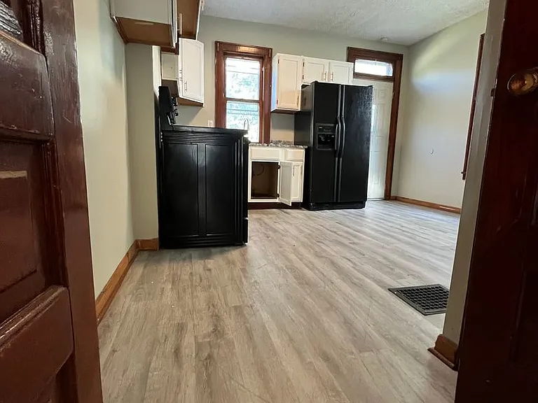 58-60 N Ogden Ave — Photo 14