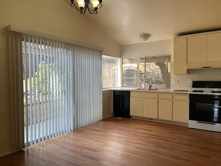 10431 Santana St — Photo 16