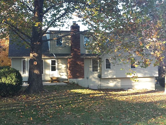 2nd image of 420 NE Locust Dr