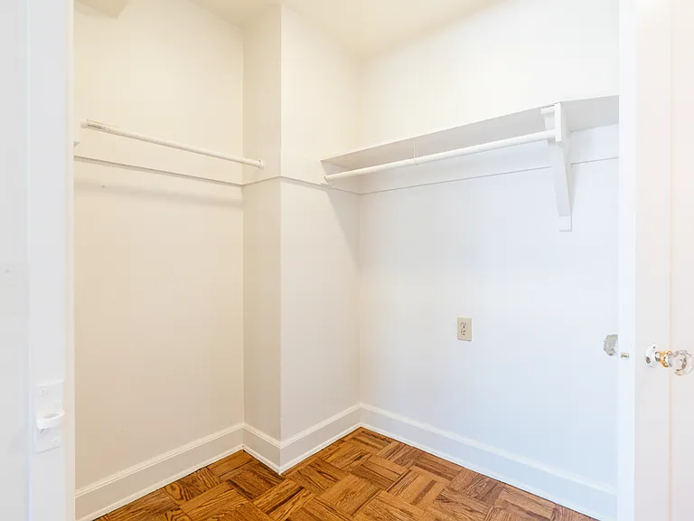 Comfortable Urban Living in a Classic Brick Building Near UW & Light Rail — Photo 55